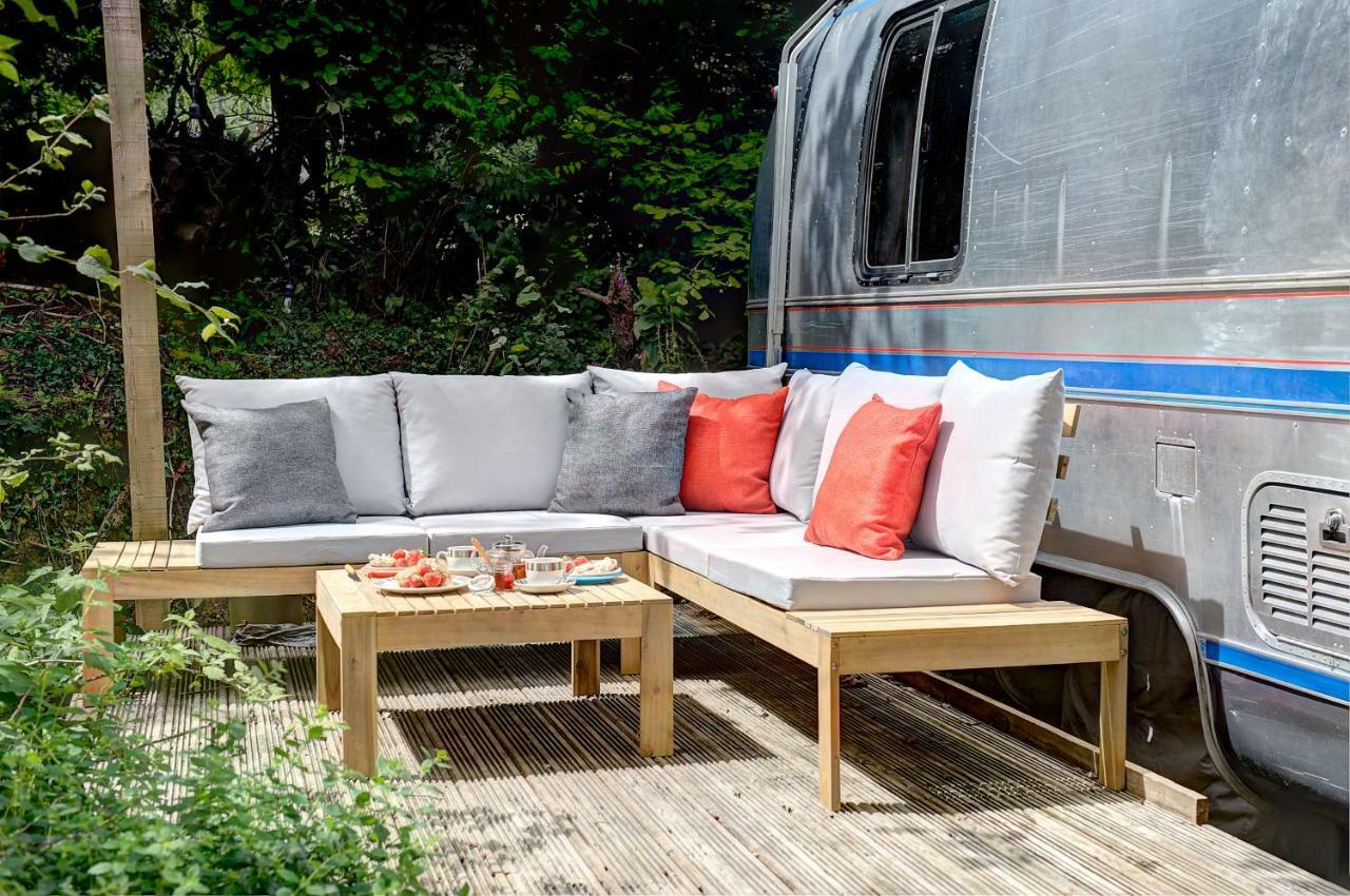 Ponsanooth Glamping 1970 American Airstream Motorhome מראה חיצוני תמונה
