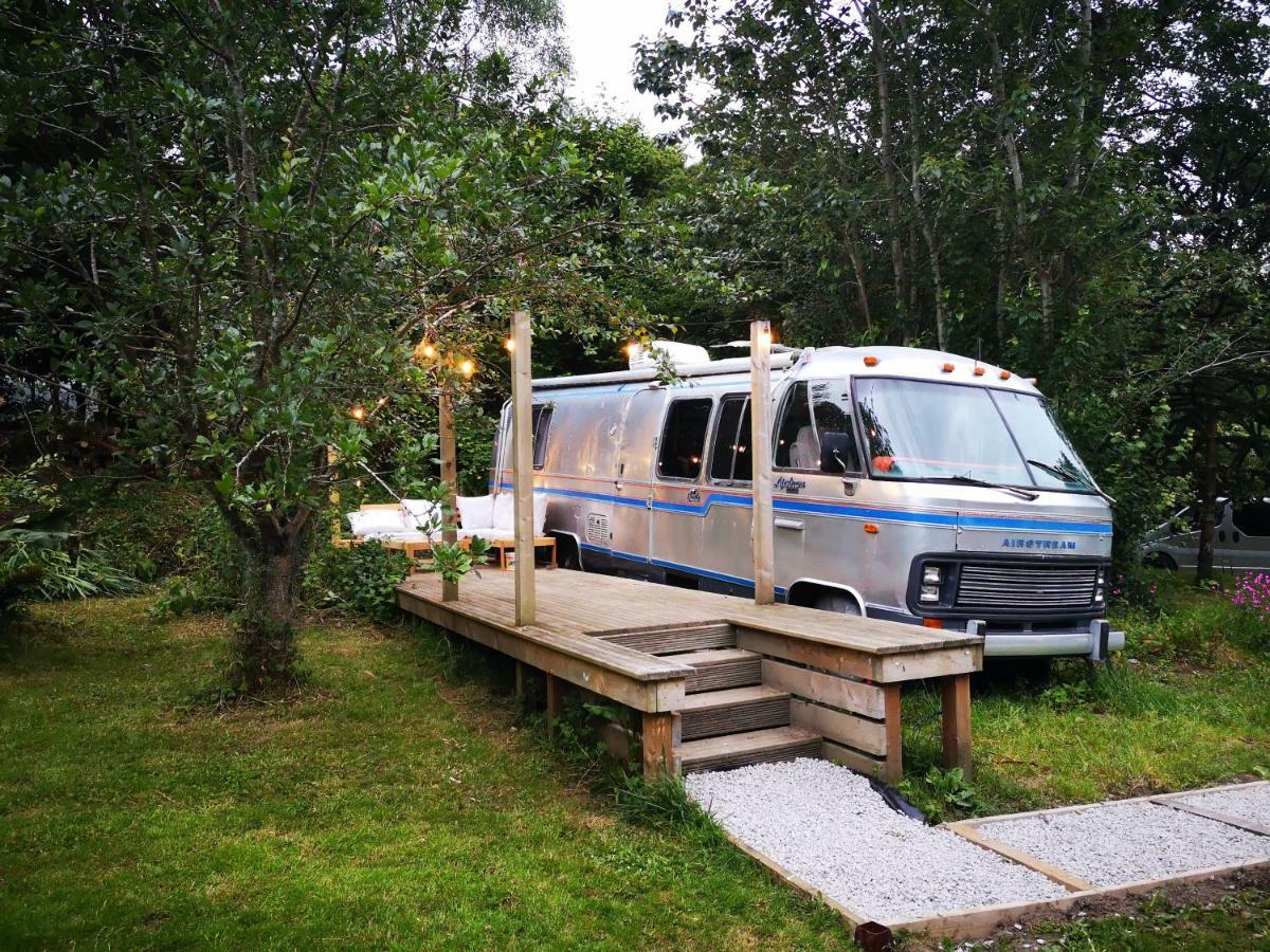 Ponsanooth Glamping 1970 American Airstream Motorhome מראה חיצוני תמונה