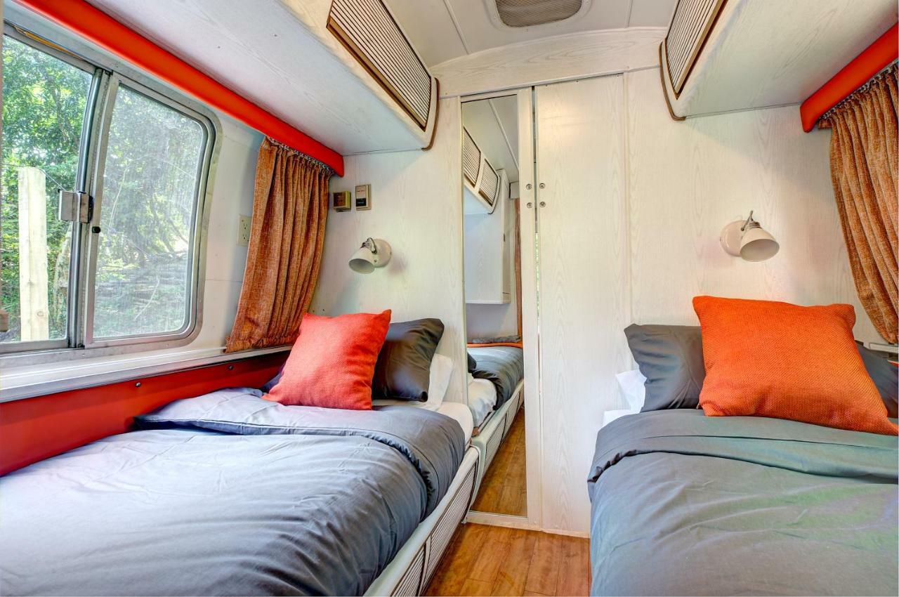 Ponsanooth Glamping 1970 American Airstream Motorhome מראה חיצוני תמונה