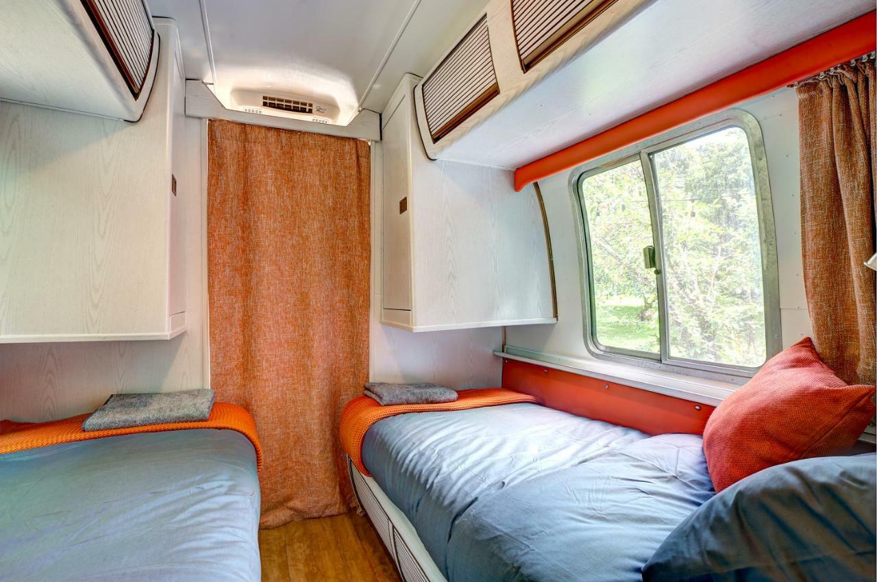 Ponsanooth Glamping 1970 American Airstream Motorhome מראה חיצוני תמונה