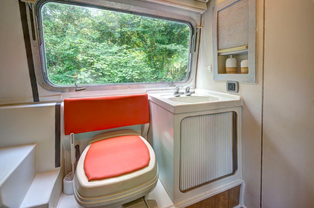 Ponsanooth Glamping 1970 American Airstream Motorhome מראה חיצוני תמונה