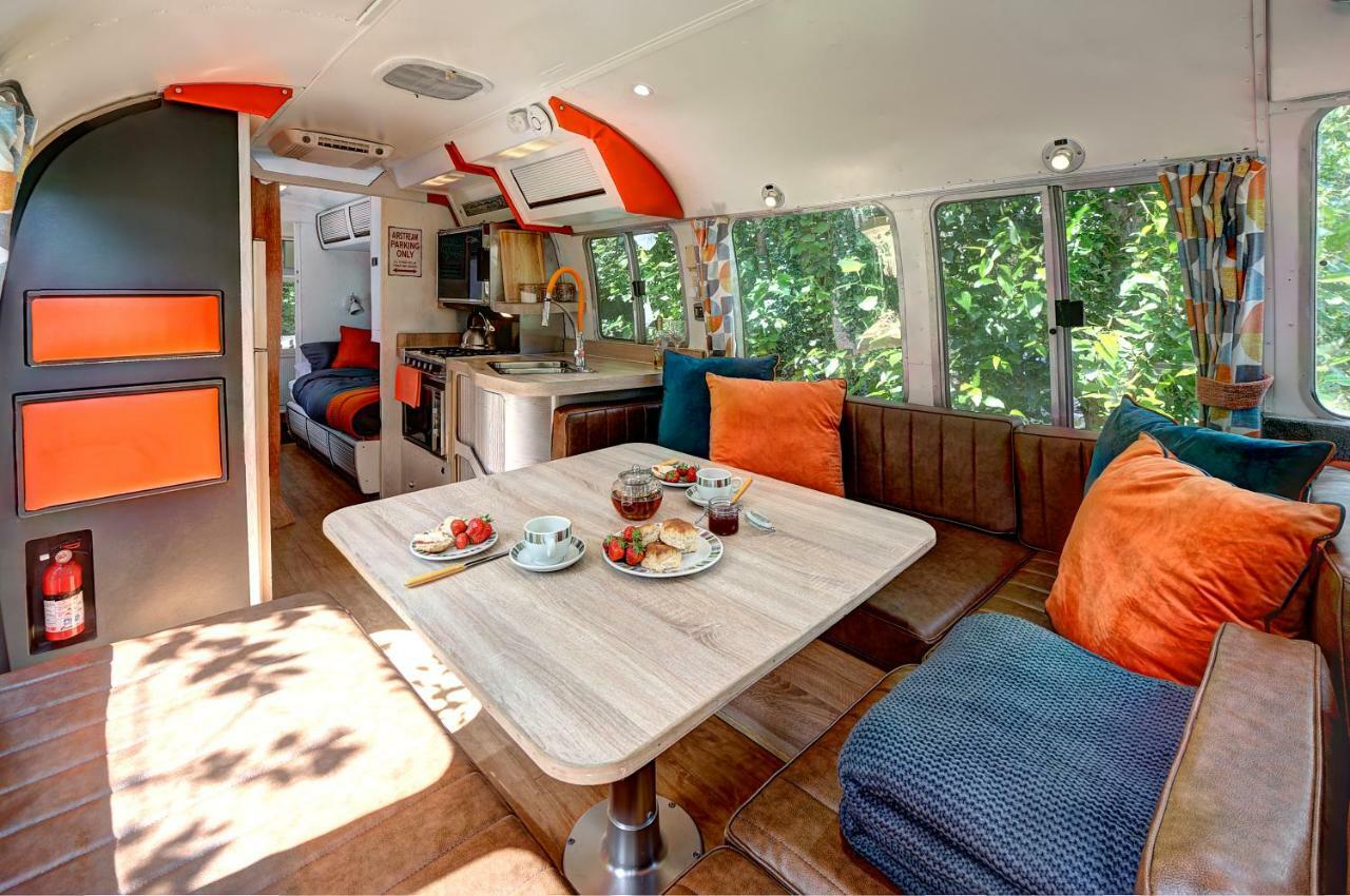 Ponsanooth Glamping 1970 American Airstream Motorhome מראה חיצוני תמונה