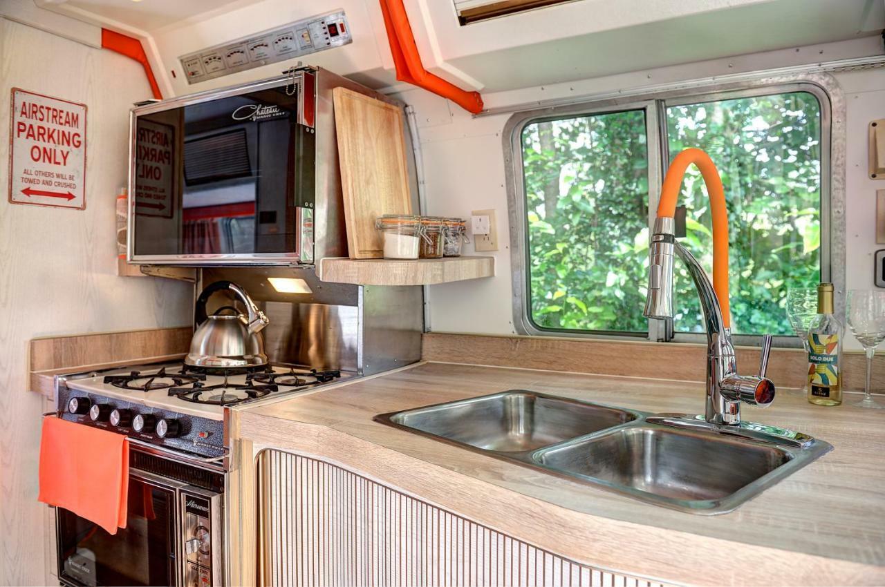 Ponsanooth Glamping 1970 American Airstream Motorhome מראה חיצוני תמונה