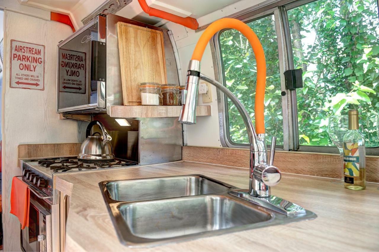 Ponsanooth Glamping 1970 American Airstream Motorhome מראה חיצוני תמונה