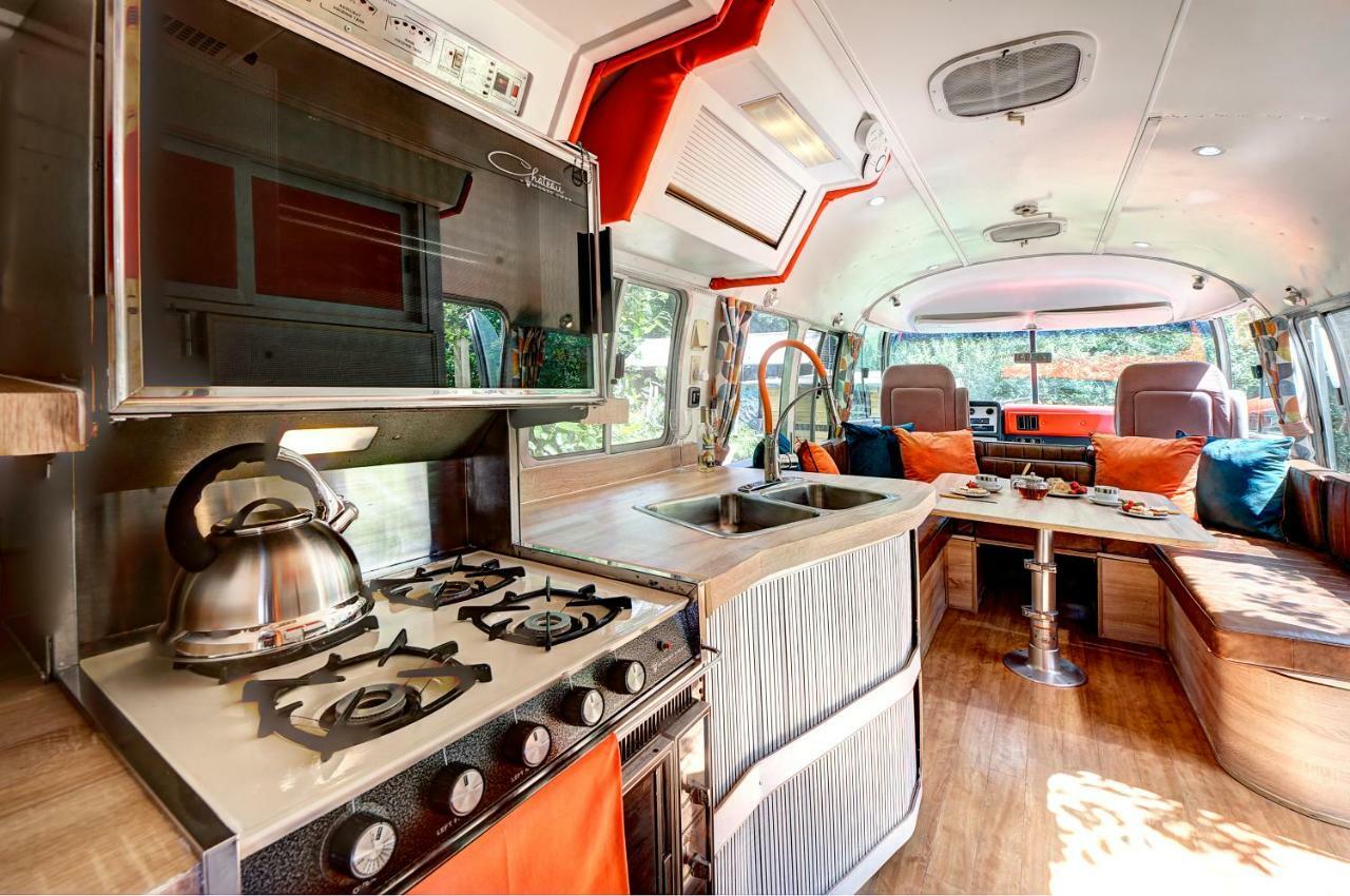 Ponsanooth Glamping 1970 American Airstream Motorhome מראה חיצוני תמונה